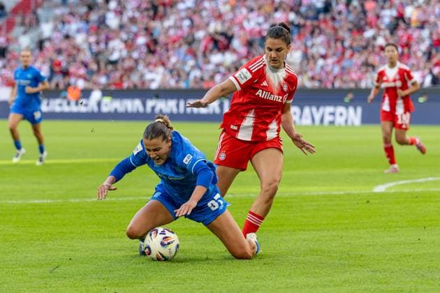 Kampf um den Ball Zweikampf zwischen Carlotta Wamser (Bayer 04 Leverkusen, 37) und Jovana Damnjanovic (FC Bayern Muenchen Frauen, 09) FC Bayern Muenchen Frauen vs. Bayer 04 Leverkusen, Fussball, Google Pixel Frauen-Bundesliga, 1. Spieltag, Saison 2025 2026, 06.09.2025. (DFL DFB REGULATIONS PROHIBIT ANY USE OF PHOTOGRAPHS as IMAGE SEQUENCES and or QUASI-VIDEO). FC Bayern Muenchen Frauen vs. Bayer 04 Leverkusen, Fussball, Google Pixel Frauen-Bundesliga, 1. Spieltag, Saison 2025 2026, 06.09.2025. Muenchen Copyright: xEibner-Pressefoto HeikexFeinerx EP_HFR