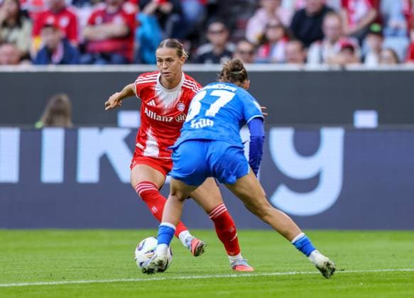 DEU, München, FC Bayern München vs Bayer Leverkusen, Google Pixel Frauen Bundesliga DFB, Saison 2526, Allianz Arena, 1. Spieltag, im Bild v.l.n.r: Klara Bühl (Bayern München 17), Carlotta Wamser (Bayer Leverkusen 37) DFB DFL REGULATIONS PROHIBIT ANY USE OF PHOTOGRAPHS AS IMAGE SEQUENCES AND OR QUASI-VIDEO, 06.09.2025, Copyright: HMBxMedia HendrikxHamelau
