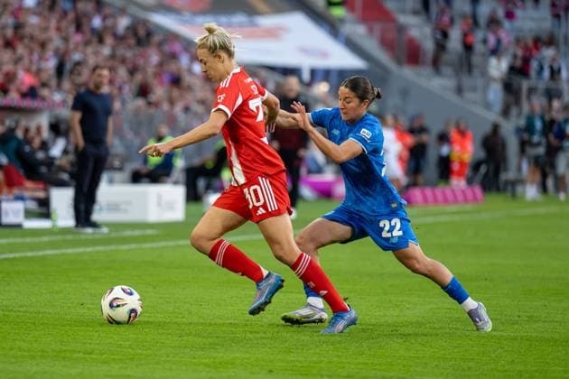 Kampf um den Ball Zweikampf zwischen Carolin Simon (FC Bayern Muenchen Frauen, 30) und Ruby Grant (Bayer 04 Leverkusen, 22) FC Bayern Muenchen Frauen vs. Bayer 04 Leverkusen, Fussball, Google Pixel Frauen-Bundesliga, 1. Spieltag, Saison 2025 2026, 06.09.2025. (DFL DFB REGULATIONS PROHIBIT ANY USE OF PHOTOGRAPHS as IMAGE SEQUENCES and or QUASI-VIDEO). FC Bayern Muenchen Frauen vs. Bayer 04 Leverkusen, Fussball, Google Pixel Frauen-Bundesliga, 1. Spieltag, Saison 2025 2026, 06.09.2025. Muenchen Copyright: xEibner-Pressefoto HeikexFeinerx EP_HFR