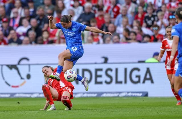DEU, München, FC Bayern München vs Bayer Leverkusen, Google Pixel Frauen Bundesliga DFB, Saison 2526, Allianz Arena, 1. Spieltag, im Bild v.l.n.r: Sarah Zadrazil (Bayern München 25), Ruby Grant (Bayer Leverkusen 22) DFB DFL REGULATIONS PROHIBIT ANY USE OF PHOTOGRAPHS AS IMAGE SEQUENCES AND OR QUASI-VIDEO, 06.09.2025, Copyright: HMBxMedia HendrikxHamelau