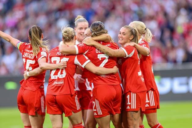 DEU, München, FC Bayern München vs Bayer Leverkusen, Google Pixel Frauen Bundesliga DFB, Saison 2526, Allianz Arena, 1. Spieltag, im Bild v.l.n.r: Vanessa Gilles (Bayern München 2) erzielt das Tor zum 1:0, Jubel und Freude mit dem Team, Georgia Stanway (Bayern München 31) DFB DFL REGULATIONS PROHIBIT ANY USE OF PHOTOGRAPHS AS IMAGE SEQUENCES AND OR QUASI-VIDEO, 06.09.2025, Copyright: HMBxMedia HendrikxHamelau