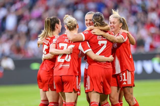 DEU, München, FC Bayern München vs Bayer Leverkusen, Google Pixel Frauen Bundesliga DFB, Saison 2526, Allianz Arena, 1. Spieltag, im Bild v.l.n.r: Vanessa Gilles (Bayern München 2) erzielt das Tor zum 1:0, Jubel und Freude mit dem Team DFB DFL REGULATIONS PROHIBIT ANY USE OF PHOTOGRAPHS AS IMAGE SEQUENCES AND OR QUASI-VIDEO, 06.09.2025, Copyright: HMBxMedia HendrikxHamelau