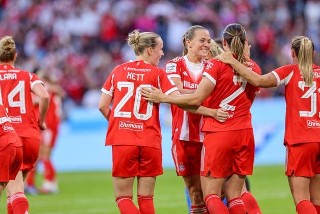 DEU, München, FC Bayern München vs Bayer Leverkusen, Google Pixel Frauen Bundesliga DFB, Saison 2526, Allianz Arena, 1. Spieltag, im Bild v.l.n.r: Vanessa Gilles (Bayern München 2) erzielt das Tor zum 1:0, Jubel und Freude mit dem Team, Magdalena Eriksson (Bayern München 5) DFB DFL REGULATIONS PROHIBIT ANY USE OF PHOTOGRAPHS AS IMAGE SEQUENCES AND OR QUASI-VIDEO, 06.09.2025, Copyright: HMBxMedia HendrikxHamelau