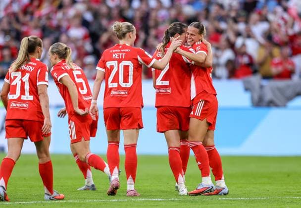 DEU, München, FC Bayern München vs Bayer Leverkusen, Google Pixel Frauen Bundesliga DFB, Saison 2526, Allianz Arena, 1. Spieltag, im Bild v.l.n.r: Klara Bühl (Bayern München 17) erzielt das Tor zum 1:0, Jubel und Freude mit dem Team DFB DFL REGULATIONS PROHIBIT ANY USE OF PHOTOGRAPHS AS IMAGE SEQUENCES AND OR QUASI-VIDEO, 06.09.2025, Copyright: HMBxMedia HendrikxHamelau