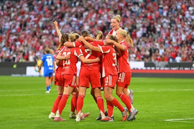 kollektiver Torjubel ,Jubel,Freude,Begeisterung, Teamfoto,Team,Mannschaft,Mannschaftsfoto, Fussball Google Pixel Bundesliga der Frauen Saison 2025 2026, 1.Spieltag, Spieltag01 FC Bayern Muenchen Frauen - Bayer Leverkusen am 06.09.2025 A L L I A N Z A R E N A.