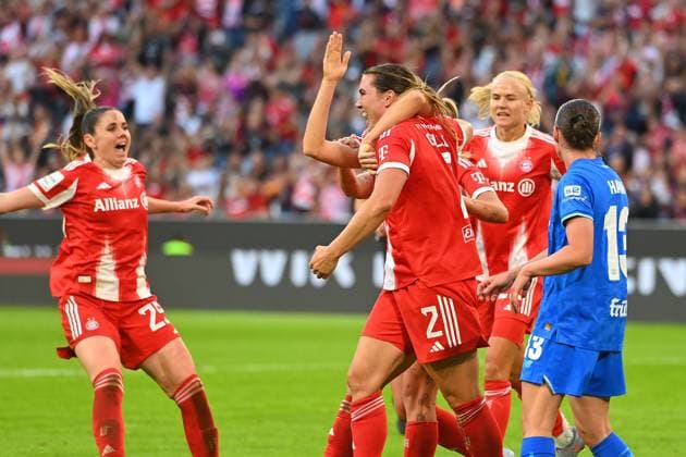 kollektiver Torjubel um Torschuetzin Vanessa GILLES (FCB), ,Jubel,Freude,Begeisterung, Teamfoto,Team,Mannschaft,Mannschaftsfoto, Fussball Google Pixel Bundesliga der Frauen Saison 2025 2026, 1.Spieltag, Spieltag01 FC Bayern Muenchen Frauen - Bayer Leverkusen am 06.09.2025 A L L I A N Z A R E N A.