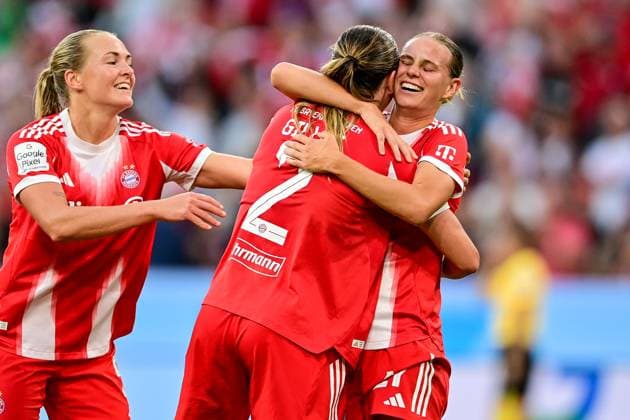 v.li.: Magdalena Eriksson (FC Bayern München, FCB, 5) Vanessa Gilles (FC Bayern München, FCB, 2) und Klara Bühl (FC Bayern München, FCB, 17) mit Torjubel, Jubel, Torjubel, Torerfolg, celebrate the goal, goal, celebration, Jubel ueber das Tor zum 1:0 durch Vanessa Gilles (FC Bayern München, FCB, 2), optimistisch, Action, Aktion, 06.09.2025, München (Deutschland), Fussball, Google Pixel Frauen-Bundesliga, FC Bayern München - Bayer Leverkusen, DFB DFL REGULATIONS PROHIBIT ANY USE OF PHOTOGRAPHS AS IMAGE SEQUENCES AND OR QUASI-VIDEO.