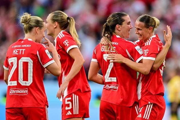 v.li.: Franziska Kett (FC Bayern München, FCB, 20) Magdalena Eriksson (FC Bayern München, FCB, 5) Vanessa Gilles (FC Bayern München, FCB, 2) Klara Bühl (FC Bayern München, FCB, 17) mit Torjubel, Jubel, Torjubel, Torerfolg, celebrate the goal, goal, celebration, Jubel ueber das Tor zum 1:0 durch Vanessa Gilles (FC Bayern München, FCB, 2), optimistisch, Action, Aktion, 06.09.2025, München (Deutschland), Fussball, Google Pixel Frauen-Bundesliga, FC Bayern München - Bayer Leverkusen, DFB DFL REGULATIONS PROHIBIT ANY USE OF PHOTOGRAPHS AS IMAGE SEQUENCES AND OR QUASI-VIDEO.