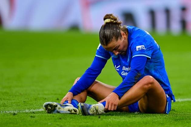 Carlotta Wamser (Bayer Leverkusen, 37) nach dem Gegentor zum 1:0 am Boden sitzend, enttäuscht schauend, Enttäuschung, Frustration, disappointed, pessimistisch, Freisteller, Ganzkörper, Einzelbild, Aktion, Action, 06.09.2025, München (Deutschland), Fussball, Google Pixel Frauen-Bundesliga, FC Bayern München - Bayer Leverkusen, DFB DFL REGULATIONS PROHIBIT ANY USE OF PHOTOGRAPHS AS IMAGE SEQUENCES AND OR QUASI-VIDEO.
