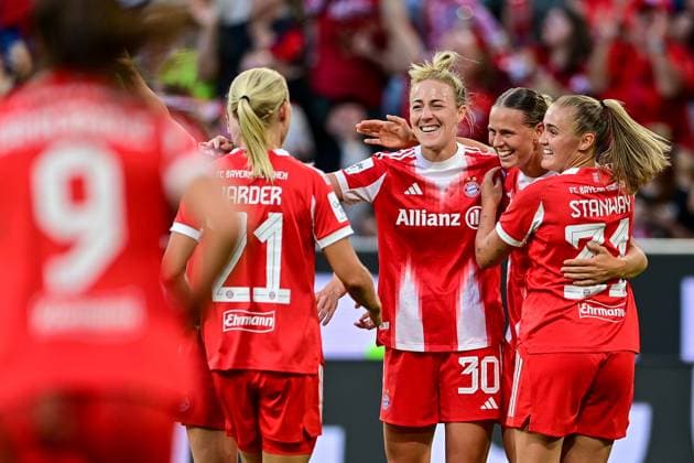 v.li.: Pernille Harder (FC Bayern München, FCB, 21) Carolin Simon (FC Bayern München, FCB, 30) Klara Bühl (FC Bayern München, FCB, 17) und Georgia Stanway (FC Bayern München, FCB, 31) mit Torjubel, Jubel, Torjubel, Torerfolg, celebrate the goal, goal, celebration, Jubel ueber das Tor zum 2:0 durch Klara Bühl (FC Bayern München, FCB, 17), optimistisch, Action, Aktion, 06.09.2025, München (Deutschland), Fussball, Google Pixel Frauen-Bundesliga, FC Bayern München - Bayer Leverkusen, DFB DFL REGULATIONS PROHIBIT ANY USE OF PHOTOGRAPHS AS IMAGE SEQUENCES AND OR QUASI-VIDEO.