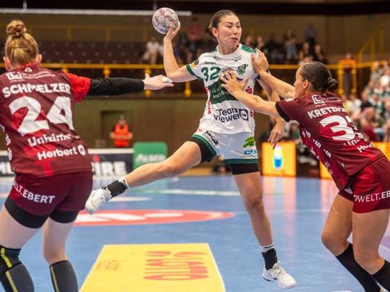 Haruno Sasaki (Frisch Auf Frauen, 32) wirft aus dem Rueckraum, HSG Bensheim Auerbach vs. Frisch Auf Goeppingen, Handball, 1. Bundesliga, Spielzeit 2025 2026, 06.09.2025 HSG Bensheim Auerbach vs. Frisch Auf Goeppingen, Handball, 1. Bundesliga, Spielzeit 2025 2026, 06.09.2025 Bensheim Copyright: xMichaelxSchmidt Eibner-Pressefotx EP_MST