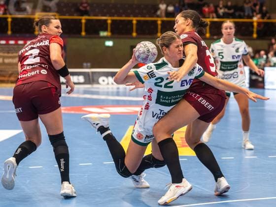 Sina Ehmann (Frisch Auf Frauen, 22) im Zweikampf mit Lucie-Marie Kretzschmar (HSG Bensheim Auerbach, 33), HSG Bensheim Auerbach vs. Frisch Auf Goeppingen, Handball, 1. Bundesliga, Spielzeit 2025 2026, 06.09.2025 HSG Bensheim Auerbach vs. Frisch Auf Goeppingen, Handball, 1. Bundesliga, Spielzeit 2025 2026, 06.09.2025 Bensheim Copyright: xMichaelxSchmidt Eibner-Pressefotx EP_MST