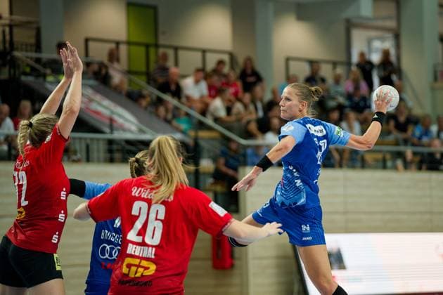 Ilona Kieffer (Halle, 72), Cara Reuthal (Halle, 26), Munia Smits (Neckarsulm, 23), SV Union Halle-Neustadt vs. Union Neckarsulm, Handball Bundesliga Frauen, Saison 2025 26, 2. Spieltag, 06.09.2025 Halle SWH Arena Sachsen-Anhalt Deutschland