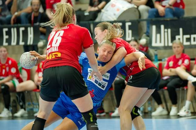 Cara Reuthal (Halle, 26), Angunn Gudmestad (Neckarsulm, 7), Emma Hertha (Halle, 17), SV Union Halle-Neustadt vs. Union Neckarsulm, Handball Bundesliga Frauen, Saison 2025 26, 2. Spieltag, 06.09.2025 Halle SWH Arena Sachsen-Anhalt Deutschland