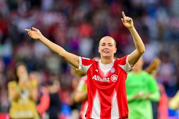 Magdalena Eriksson (FC Bayern München, FCB, 5) mit Schlussjubel, bedankt sich bei den Fans, bedanken, Dank, Feiern, optimistisch, 06.09.2025, München (Deutschland), Fussball, Google Pixel Frauen-Bundesliga, FC Bayern München - Bayer Leverkusen, DFB DFL REGULATIONS PROHIBIT ANY USE OF PHOTOGRAPHS AS IMAGE SEQUENCES AND OR QUASI-VIDEO.
