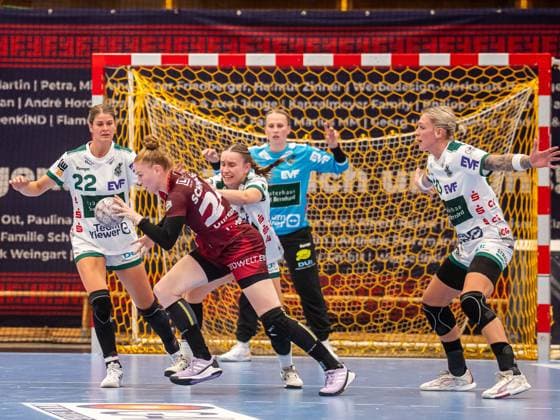 Meike Schmelzer (HSG Bensheim Auerbach, 24) im Zweikampf mit Lea Watzl (Frisch Auf Frauen, 07), HSG Bensheim Auerbach vs. Frisch Auf Goeppingen, Handball, 1. Bundesliga, Spielzeit 2025 2026, 06.09.2025 HSG Bensheim Auerbach vs. Frisch Auf Goeppingen, Handball, 1. Bundesliga, Spielzeit 2025 2026, 06.09.2025 Bensheim Copyright: xMichaelxSchmidt Eibner-Pressefotx EP_MST
