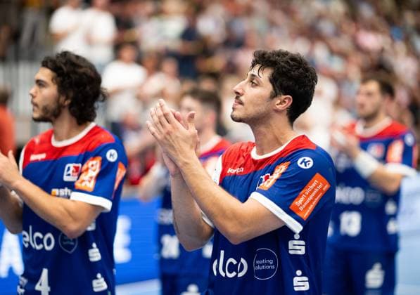Das ist der Sieg , Yonathan Dayan, (HBW Balingen Weilstetten, 34) feiert mit dem Team, HBW Balingen Weilstetten vs. HC Elbflorenz Dresden, Handball, 2. Bundesliga, 2. Spieltag, Saison 2025 2026, 06.09.2025 Eibner-Pressefoto Andreas Ulmer HBW Balingen Weilstetten vs. HC Elbflorenz Dresden, Handball, 2. Bundesliga, 2. Spieltag, Saison 2025 2026, 06.09.2025 Balingen Copyright: xEibner-Pressefoto AndreasxUlmerx EP_AUR