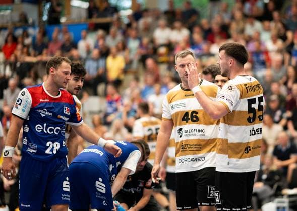 Hartes Foul an Csaba Leimeter (HBW Balingen Weilstetten, 55), am Boden, von Timo Loesser, (HC Elbflorenz Dresden, 55), dafuer gibt es Rot, HBW Balingen Weilstetten vs. HC Elbflorenz Dresden, Handball, 2. Bundesliga, 2. Spieltag, Saison 2025 2026, 06.09.2025 Eibner-Pressefoto Andreas Ulmer HBW Balingen Weilstetten vs. HC Elbflorenz Dresden, Handball, 2. Bundesliga, 2. Spieltag, Saison 2025 2026, 06.09.2025 Balingen Copyright: xEibner-Pressefoto AndreasxUlmerx EP_AUR