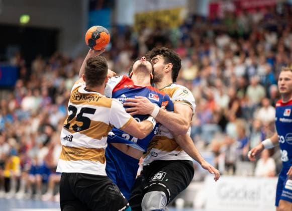 Yonathan Dayan, (HBW Balingen Weilstetten, 34) machte das Spiel, von links greift Sebastian Gress, (HC Elbflorenz Dresden, 25) noch ein, HBW Balingen Weilstetten vs. HC Elbflorenz Dresden, Handball, 2. Bundesliga, 2. Spieltag, Saison 2025 2026, 06.09.2025 Eibner-Pressefoto Andreas Ulmer HBW Balingen Weilstetten vs. HC Elbflorenz Dresden, Handball, 2. Bundesliga, 2. Spieltag, Saison 2025 2026, 06.09.2025 Balingen Copyright: xEibner-Pressefoto AndreasxUlmerx EP_AUR