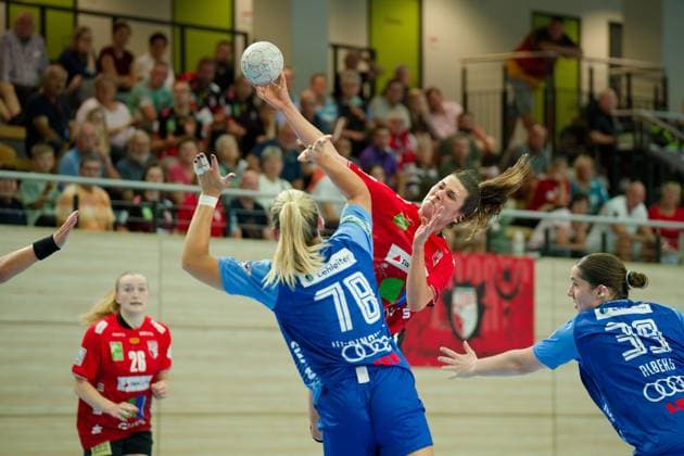 Paulina Uscinowicz (Neckarsulm, 78), Engelina Alida Corona Molenaar (Halle, 7), Merle Albers (Neckarsulm, 39), SV Union Halle-Neustadt vs. Union Neckarsulm, Handball Bundesliga Frauen, Saison 2025 26, 2. Spieltag, 06.09.2025 Halle SWH Arena Sachsen-Anhalt Deutschland