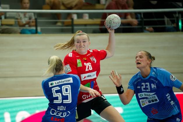Antje Doell (Neckarsulm, 59), Cara Reuthal (Halle, 26), Munia Smits (Neckarsulm, 23), SV Union Halle-Neustadt vs. Union Neckarsulm, Handball Bundesliga Frauen, Saison 2025 26, 2. Spieltag, 06.09.2025 Halle SWH Arena Sachsen-Anhalt Deutschland