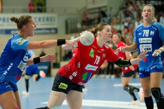 Munia Smits (Neckarsulm, 23), Lucy Strauchmann (Halle, 78), Paulina Uscinowicz (Neckarsulm, 78), SV Union Halle-Neustadt vs. Union Neckarsulm, Handball Bundesliga Frauen, Saison 2025 26, 2. Spieltag, 06.09.2025 Halle SWH Arena Sachsen-Anhalt Deutschland