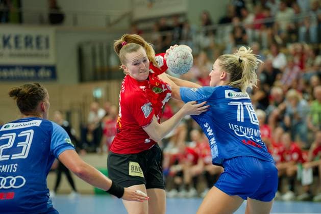 Munia Smits (Neckarsulm, 23), Cara Reuthal (Halle, 26), Paulina Uscinowicz (Neckarsulm, 78), SV Union Halle-Neustadt vs. Union Neckarsulm, Handball Bundesliga Frauen, Saison 2025 26, 2. Spieltag, 06.09.2025 Halle SWH Arena Sachsen-Anhalt Deutschland
