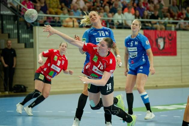 Lucy Strauchmann (Halle, 78), Paulina Uscinowicz (Neckarsulm, 78), Kim Hinkelmann (Neckarsulm, 5), SV Union Halle-Neustadt vs. Union Neckarsulm, Handball Bundesliga Frauen, Saison 2025 26, 2. Spieltag, 06.09.2025 Halle SWH Arena Sachsen-Anhalt Deutschland