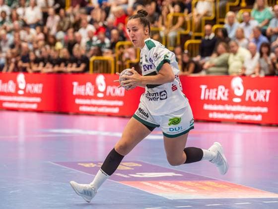 Stephanie Elies (Frisch Auf Frauen, 63) mit Tempo am Ball, HSG Bensheim Auerbach vs. Frisch Auf Goeppingen, Handball, 1. Bundesliga, Spielzeit 2025 2026, 06.09.2025 HSG Bensheim Auerbach vs. Frisch Auf Goeppingen, Handball, 1. Bundesliga, Spielzeit 2025 2026, 06.09.2025 Bensheim Copyright: xMichaelxSchmidt Eibner-Pressefotx EP_MST