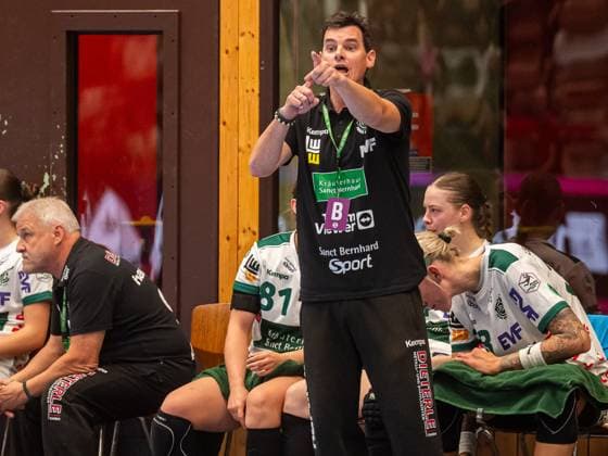 Nico Kiener, Cheftrainer (Frisch Auf Frauen) gibt lautstark Anweisungen, HSG Bensheim Auerbach vs. Frisch Auf Goeppingen, Handball, 1. Bundesliga, Spielzeit 2025 2026, 06.09.2025 HSG Bensheim Auerbach vs. Frisch Auf Goeppingen, Handball, 1. Bundesliga, Spielzeit 2025 2026, 06.09.2025 Bensheim Copyright: xMichaelxSchmidt Eibner-Pressefotx EP_MST
