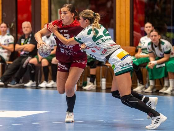 Lucie-Marie Kretzschmar (HSG Bensheim Auerbach, 33) im Zweikampf mit Sina Ehmann (Frisch Auf Frauen, 22), HSG Bensheim Auerbach vs. Frisch Auf Goeppingen, Handball, 1. Bundesliga, Spielzeit 2025 2026, 06.09.2025 HSG Bensheim Auerbach vs. Frisch Auf Goeppingen, Handball, 1. Bundesliga, Spielzeit 2025 2026, 06.09.2025 Bensheim Copyright: xMichaelxSchmidt Eibner-Pressefotx EP_MST
