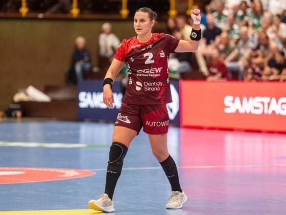 Mareike Thomaier (HSG Bensheim Auerbach, 02) zeigt den Spielzug an, HSG Bensheim Auerbach vs. Frisch Auf Goeppingen, Handball, 1. Bundesliga, Spielzeit 2025 2026, 06.09.2025 HSG Bensheim Auerbach vs. Frisch Auf Goeppingen, Handball, 1. Bundesliga, Spielzeit 2025 2026, 06.09.2025 Bensheim Copyright: xMichaelxSchmidt Eibner-Pressefotx EP_MST