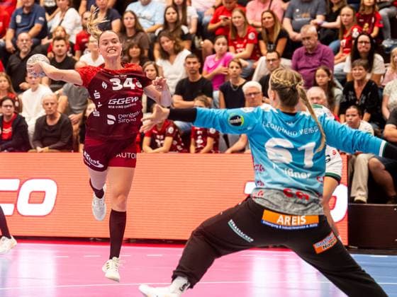 Mia Ziercke (HSG Bensheim Auerbach, 34) gegen Celina Meissner (Frisch Auf Frauen, 61), HSG Bensheim Auerbach vs. Frisch Auf Goeppingen, Handball, 1. Bundesliga, Spielzeit 2025 2026, 06.09.2025 HSG Bensheim Auerbach vs. Frisch Auf Goeppingen, Handball, 1. Bundesliga, Spielzeit 2025 2026, 06.09.2025 Bensheim Copyright: xMichaelxSchmidt Eibner-Pressefotx EP_MST