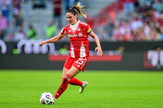 Sarah Zadrazil (FC Bayern München, FCB, 25) am Ball, Freisteller, Ganzkörper, Einzelbild, Aktion, Action, 06.09.2025, München (Deutschland), Fussball, Google Pixel Frauen-Bundesliga, FC Bayern München - Bayer Leverkusen, DFB DFL REGULATIONS PROHIBIT ANY USE OF PHOTOGRAPHS AS IMAGE SEQUENCES AND OR QUASI-VIDEO.