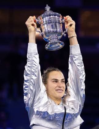 Siegerin Aryna Sabalenka mit dem Pokal, Trophäe, Damen Einzel, Ladies Singles, Endspiel, Final, US Open Championships 2025, USTA Billie Jean King National Tennis Center, Flushing Meadows, New York, USA .. Copyright: xJuergenxHasenkopfx