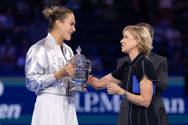 Tennis Legende Chris Evert ueberreicht Aryna Sabalenka den Pokal, Trophäe, Damen Einzel, Ladies Singles, Endspiel, Final, US Open Championships 2025, USTA Billie Jean King National Tennis Center, Flushing Meadows, New York, USA .. Copyright: xJuergenxHasenkopfx
