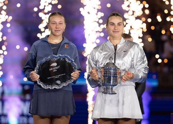 Finalistin Amanda Anisimova und Aryna Sabalenka mit dem Pokal, Trophäe, Damen Einzel, Ladies Singles, Siegerehrung, Presentation, US Open Championships 2025, USTA Billie Jean King National Tennis Center, Flushing Meadows, New York, USA .. Copyright: xJuergenxHasenkopfx