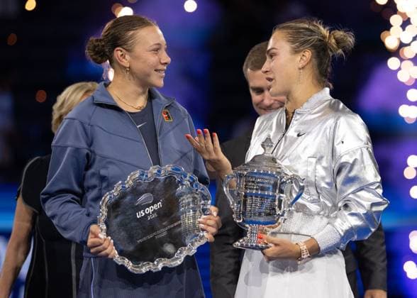 Finalistin Amanda Anisimova und Aryna Sabalenka mit dem Pokal, Trophäe, Damen Einzel, Ladies Singles, Siegerehrung, Presentation, US Open Championships 2025, USTA Billie Jean King National Tennis Center, Flushing Meadows, New York, USA .. Copyright: xJuergenxHasenkopfx