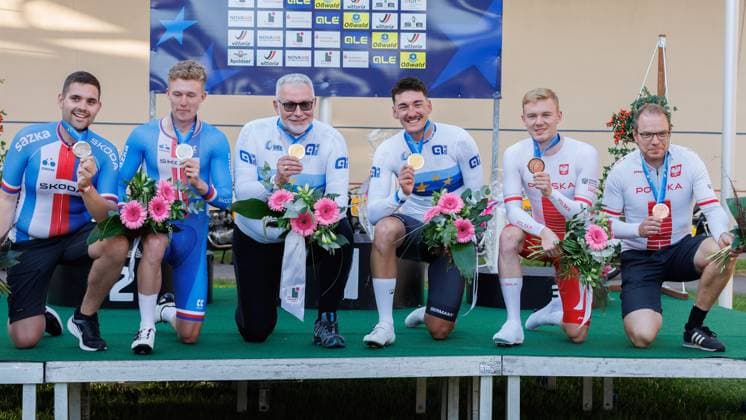 Siegerehrung, Award Ceremony Derny der Männer; von links: Nick Alens (BEL, Schrittmacher), Adam Krenek (CZE), Christian Ertel (GER, Schrittmacher), Moritz Augenstein (GER), Filip Prokopyszyn (POL), Tim Biemelt (GER, Schrittmacher), 06.09.2025, Erfurt (Deutschland), Bahnradsport, Steher und Derny Europameisterschaften 2025