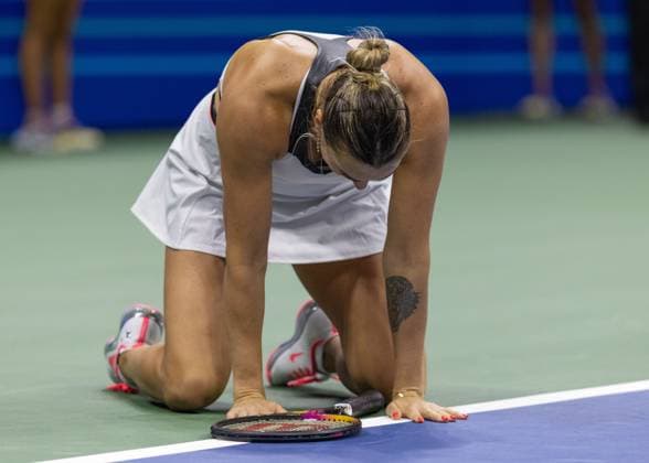 Aryna Sabalenka sinkt auf die Knie und jubelt nach dem Sieg, Jubel, Freude, Emotion, Damen Einzel, Ladies Singles, Endspiel, Final, US Open Championships 2025, USTA Billie Jean King National Tennis Center, Flushing Meadows, New York, USA .. Copyright: xJuergenxHasenkopfx