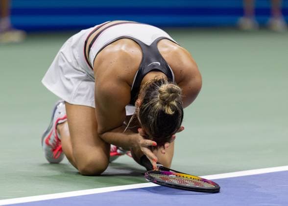 Aryna Sabalenka sinkt auf die Knie und jubelt nach dem Sieg, Jubel, Freude, Emotion, Damen Einzel, Ladies Singles, Endspiel, Final, US Open Championships 2025, USTA Billie Jean King National Tennis Center, Flushing Meadows, New York, USA .. Copyright: xJuergenxHasenkopfx