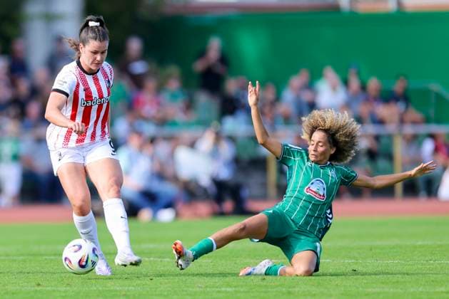 Svenja Foelmli (SC Freiburg) und Amira Arfaoui (Werder Bremen) kaempfen um den Ball, Google Pixel Frauen-Bundesliga, Werder Bremen vs SC Freiburg, Platz 11 am Weserstadion am 07. September 2025 in Bremen, Deutschland. (Foto von Marco Steinbrenner DeFodi Images) Svenja Foelmli (SC Freiburg) und Amira Arfaoui (Werder Bremen) battle for the ball, Google Pixel Frauen-Bundesliga, Werder Bremen vs SC Freiburg, Platz 11 am Weserstadion, September 7, 2025 in Bremen, Germany. (Photo by Marco Steinbrenner DeFodi Images) DFB DFL REGULATIONS PROHIBIT ANY USE OF PHOTOGRAPHS AS IMAGE SEQUENCES AND OR QUASI-VIDEO.
