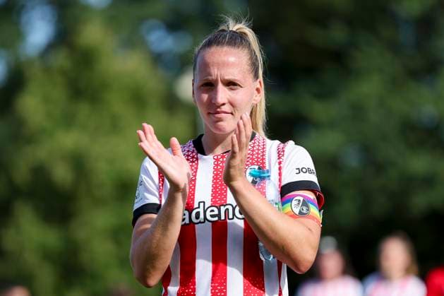 Lisa Karl (SC Freiburg) jubelt, Google Pixel Frauen-Bundesliga, Werder Bremen vs SC Freiburg, Platz 11 am Weserstadion am 07. September 2025 in Bremen, Deutschland. (Foto von Marco Steinbrenner DeFodi Images) Lisa Karl (SC Freiburg) cheers, Google Pixel Frauen-Bundesliga, Werder Bremen vs SC Freiburg, Platz 11 am Weserstadion, September 7, 2025 in Bremen, Germany. (Photo by Marco Steinbrenner DeFodi Images) DFB DFL REGULATIONS PROHIBIT ANY USE OF PHOTOGRAPHS AS IMAGE SEQUENCES AND OR QUASI-VIDEO.