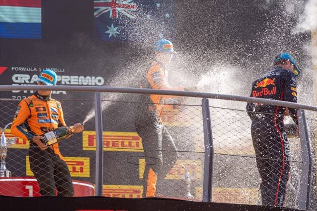 Max Verstappen (Oracle Red Bull Racing, Niederlande, 01) und Lando Norris (McLaren Formula 1 Team, Großbritannien 04) und Oscar Piastri (McLaren Formula 1 Team, Australien 81) auf dem Podium in Monza, ITA, Formel 1 Weltmeisterschaft, Grand Prix von Italian, Autodromo Nazionale Monza, Race Day, Podium, Saison 2025, 07.09.2025 ITA, Formel 1 Weltmeisterschaft, Grand Prix von Italian, Autodromo Nazionale Monza, Race Day, Podium, Saison 2025, 07.09.2025 Monza Copyright: xEibner-Pressefoto MarcelxFischerx EP_MFI