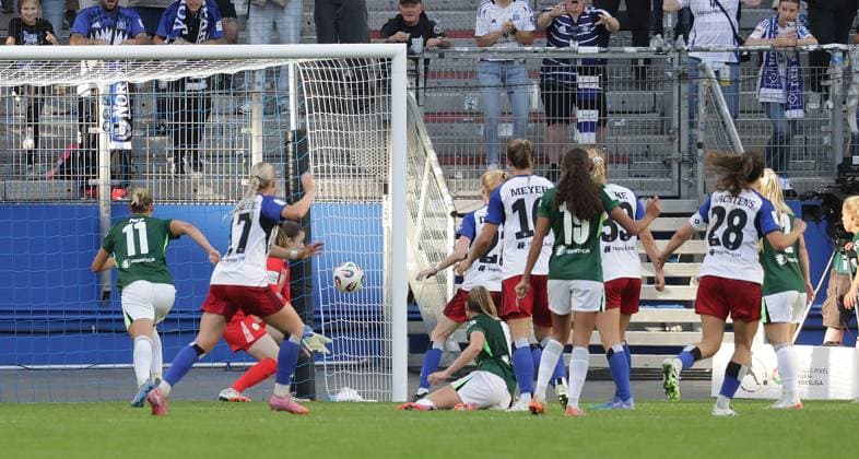 Ausgleich zum 3-3 in der Nachspielzeit , Torhueterin Stina Johannes (VfL Wolfsburg) ist machtlos, durch Christin Meyer (HSV) Fussball, GER, Frauen, Damen, Flyeralarm Frauen Bundesliga, Saison 2025 2026, Volksparkstadion, 1.Spieltag Hamburger SV gegen VfL Wolfsburg, 3-3