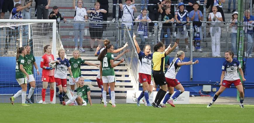 Ausgleich zum 3-3 in der Nachspielzeit , Torhueterin Stina Johannes (VfL Wolfsburg) ist machtlos , Torschuetzin Christin Meyer (HSV) 16 Fussball, GER, Frauen, Damen, Flyeralarm Frauen Bundesliga, Saison 2025 2026, Volksparkstadion, 1.Spieltag Hamburger SV gegen VfL Wolfsburg, 3-3