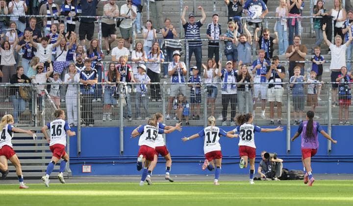 Fussball, GER, Frauen, Damen, Flyeralarm Frauen Bundesliga, Saison 2025 2026, Volksparkstadion, 1.Spieltag Hamburger SV gegen VfL Wolfsburg, 3-3 Ausgleich zum 3-3 durch 16, Christin Meyer (HSV), Jubel