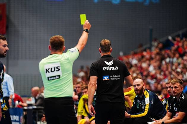 Gelbe Karte Maik Machulla (Rhein-Neckar Loewen, Trainer), geht enttaeuscht weg GER, Handball Verein Hamburg vs. Rhein-Neckar Loewen, Handball, 1. Bundesliga, Spieltag 3, Saison 2025 2026, 07.09.2025 GER, Handball Sport Verein Hamburg vs. Rhein-Neckar Loewen, Handball, 1. Bundesliga, Spieltag 3, Saison 2025 2026, 07.09.2025 Hamburg Copyright: xEibner-Pressefoto MarcelxvonxFehrnx EP_MFN