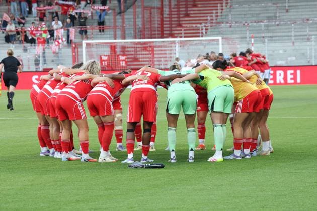 DEU, 2.BL, Frauen, 1.FC Union vs. 1.FC Nuernberg, 07.09.2025, Stadion Alte Foersterei, Berlin, DEU, 2.BL, Frauen, 1.FC Union vs. 1.FC Nuernberg, im Bild: Union-Spielerinnenkreis DFL - regulations prohibit any use of Photographs as image sequences and or quasi-video