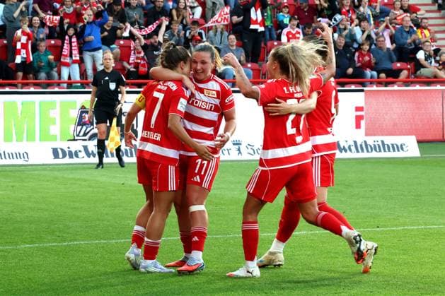 DEU, 2.BL, Frauen, 1.FC Union vs. 1.FC Nuernberg, 07.09.2025, Stadion Alte Foersterei, Berlin, DEU, 2.BL, Frauen, 1.FC Union vs. 1.FC Nuernberg, im Bild: 1:0 durch Elfmeter von Lisa Heiseler (1.FC Union Berlin 7), Union-Spielerinnenkreis DFL - regulations prohibit any use of Photographs as image sequences and or quasi-video